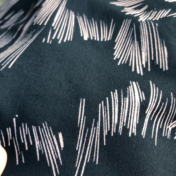 ✨2/$25 cabi Tate Printed Short Sleeve Black Top - Picture 9 of 9